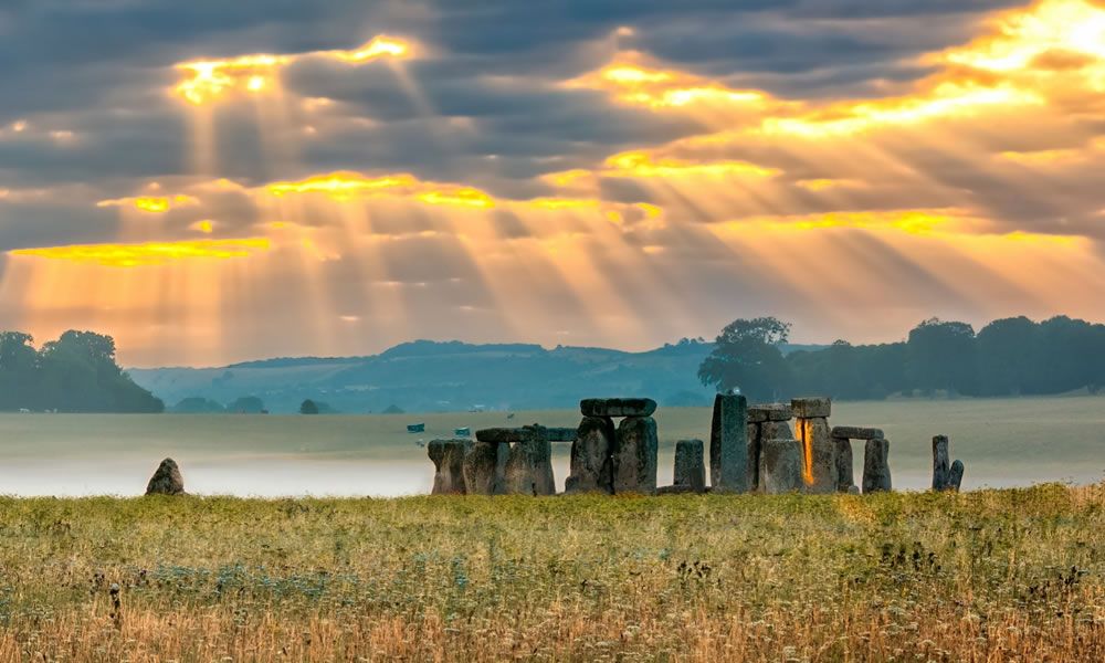 Alba a Stonehenge all'interno del cerchio di pietre Alba a Stonehenge all'interno del cerchio di pietre