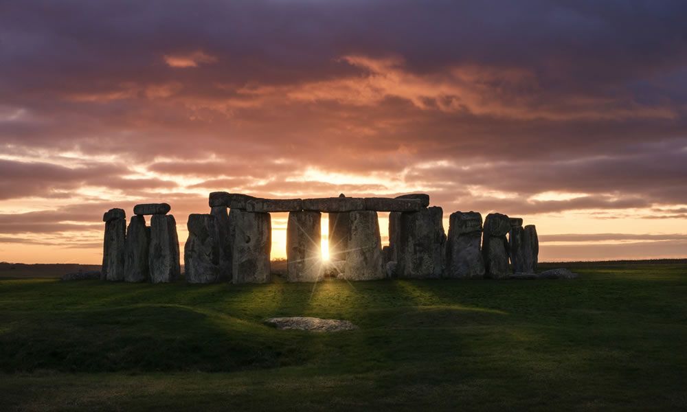 Tramonto a Stonehenge dentro il cerchio di pietre Tramonto a Stonehenge dentro il cerchio di pietre