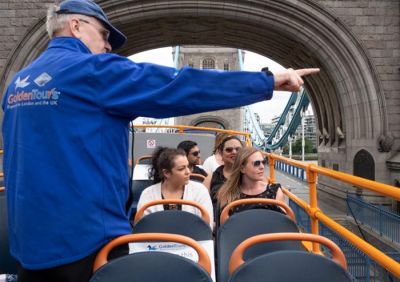 Bus scoperto sul Tower Bridge a Londra