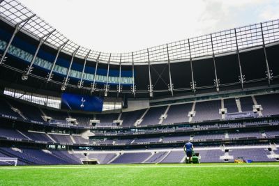 Il campo da gioco del Tottenham Hotspur Stadium