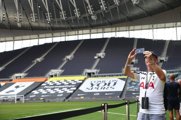 Una panoramica sul campo e sulle tribune del Tottenham Hotspur Stadium