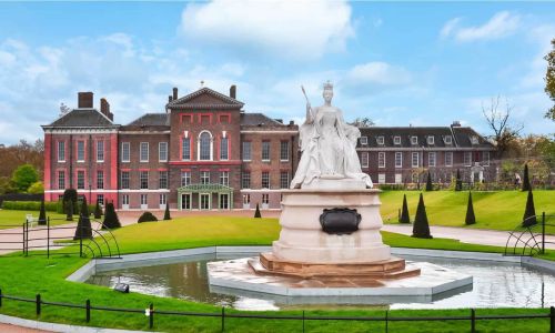 La statua della regina Vittoria a Kensington Palace