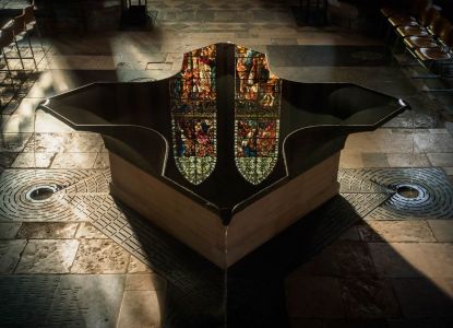 La monumentale e moderna fonte all'interno della Cattedrale di Salisbury