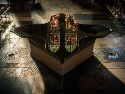 La monumentale e moderna fonte all'interno della Cattedrale di Salisbury